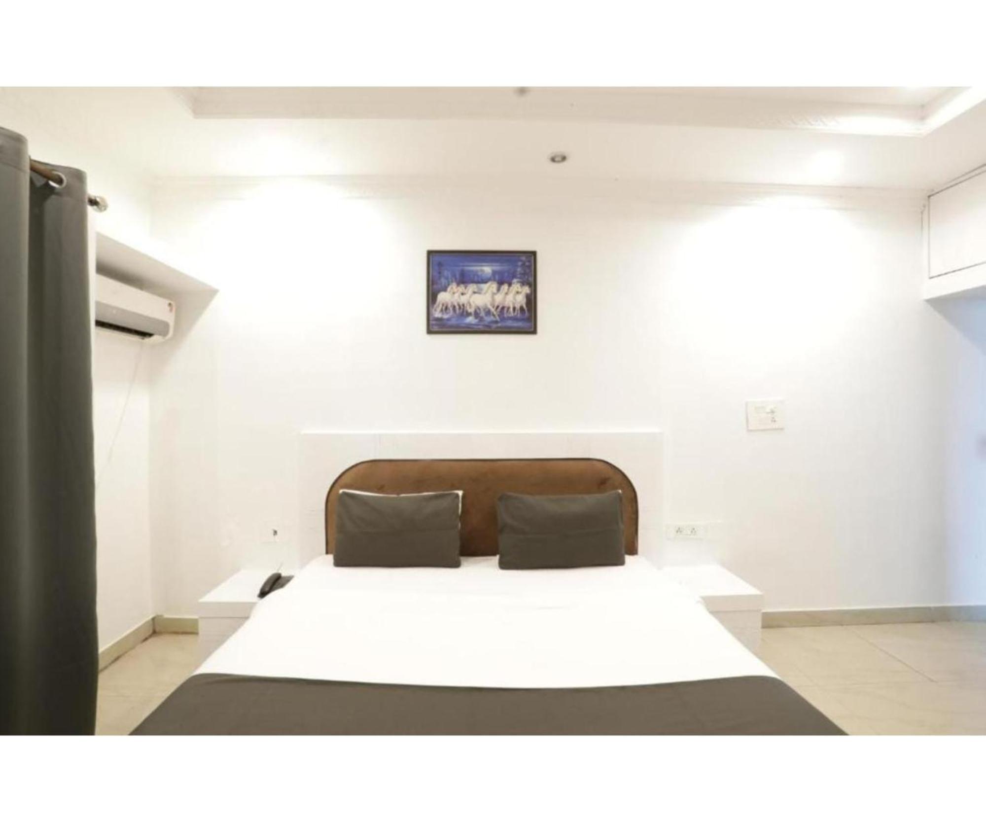 Day S Inn Luxury Stay Near Care Hospital In Budget Friendly Price Best Seller บูบันเนสชวาร์ ภายนอก รูปภาพ
