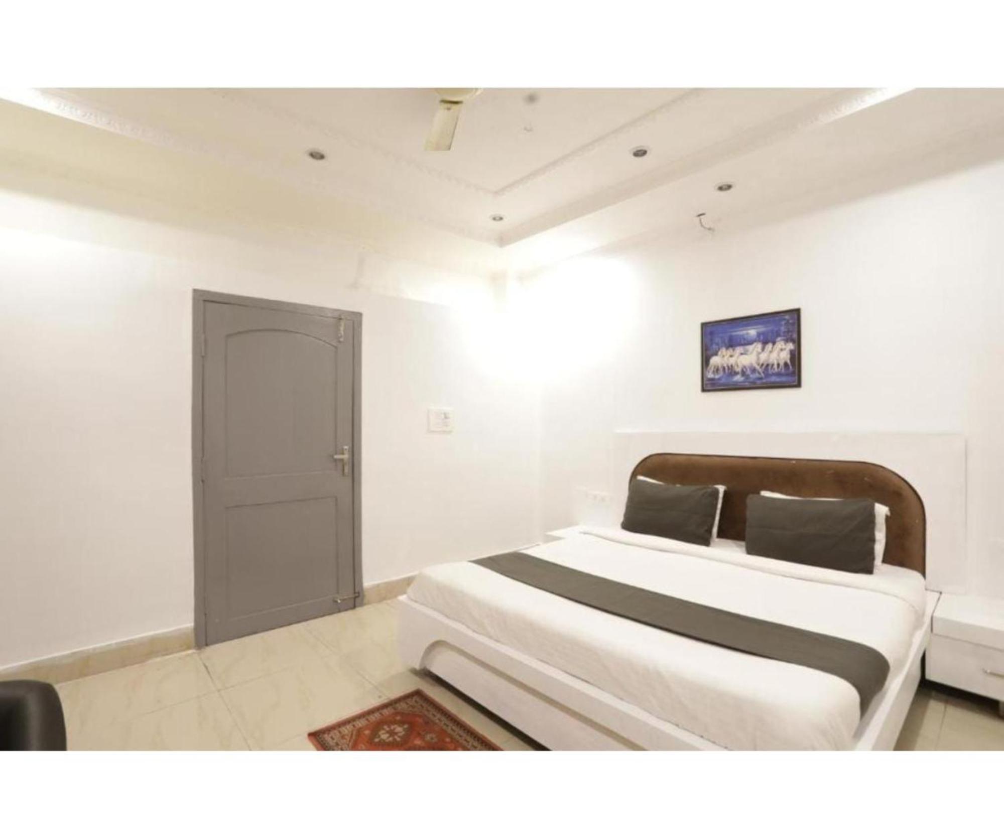 Day S Inn Luxury Stay Near Care Hospital In Budget Friendly Price Best Seller บูบันเนสชวาร์ ภายนอก รูปภาพ