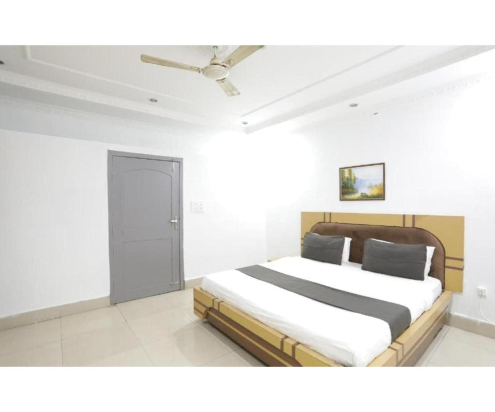 Day S Inn Luxury Stay Near Care Hospital In Budget Friendly Price Best Seller บูบันเนสชวาร์ ภายนอก รูปภาพ