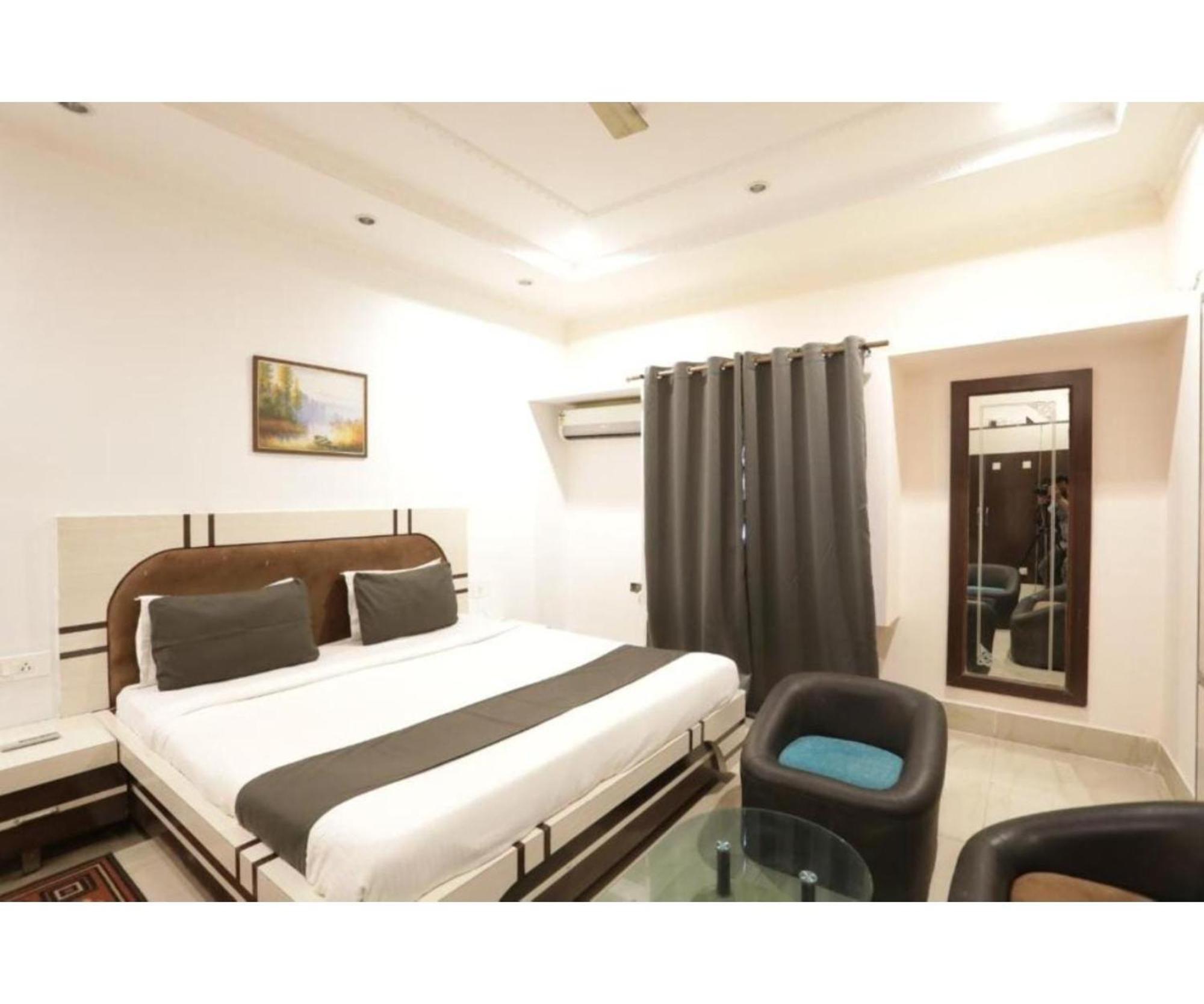 Day S Inn Luxury Stay Near Care Hospital In Budget Friendly Price Best Seller บูบันเนสชวาร์ ภายนอก รูปภาพ