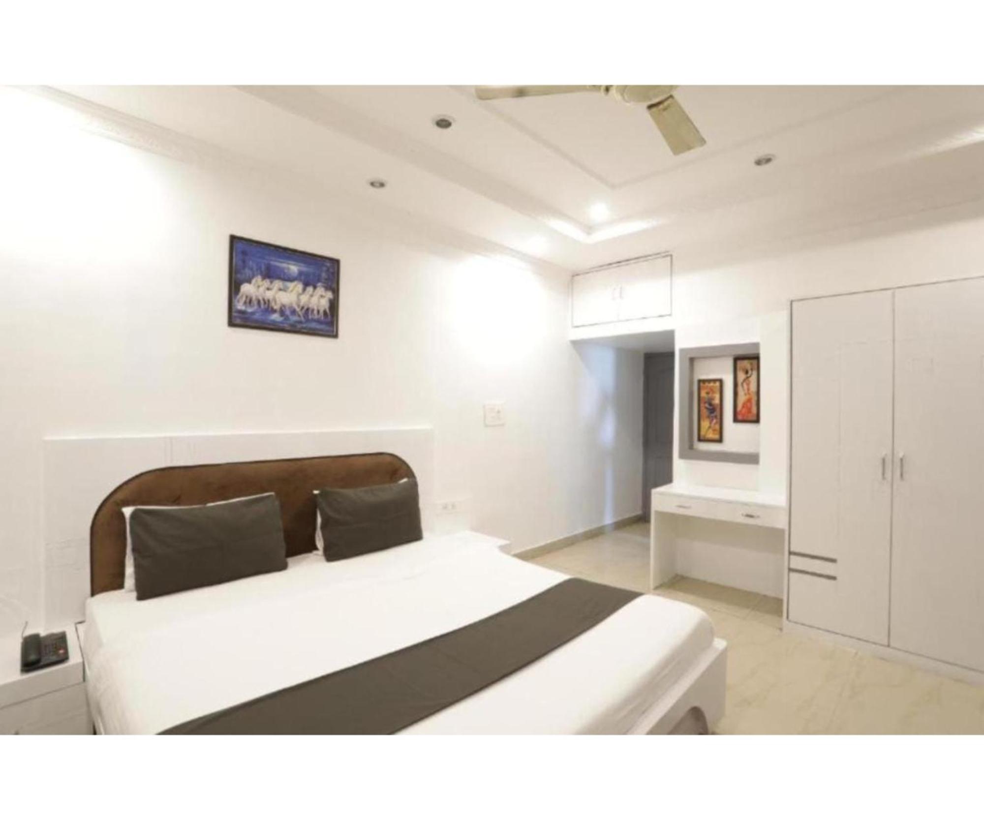 Day S Inn Luxury Stay Near Care Hospital In Budget Friendly Price Best Seller บูบันเนสชวาร์ ภายนอก รูปภาพ