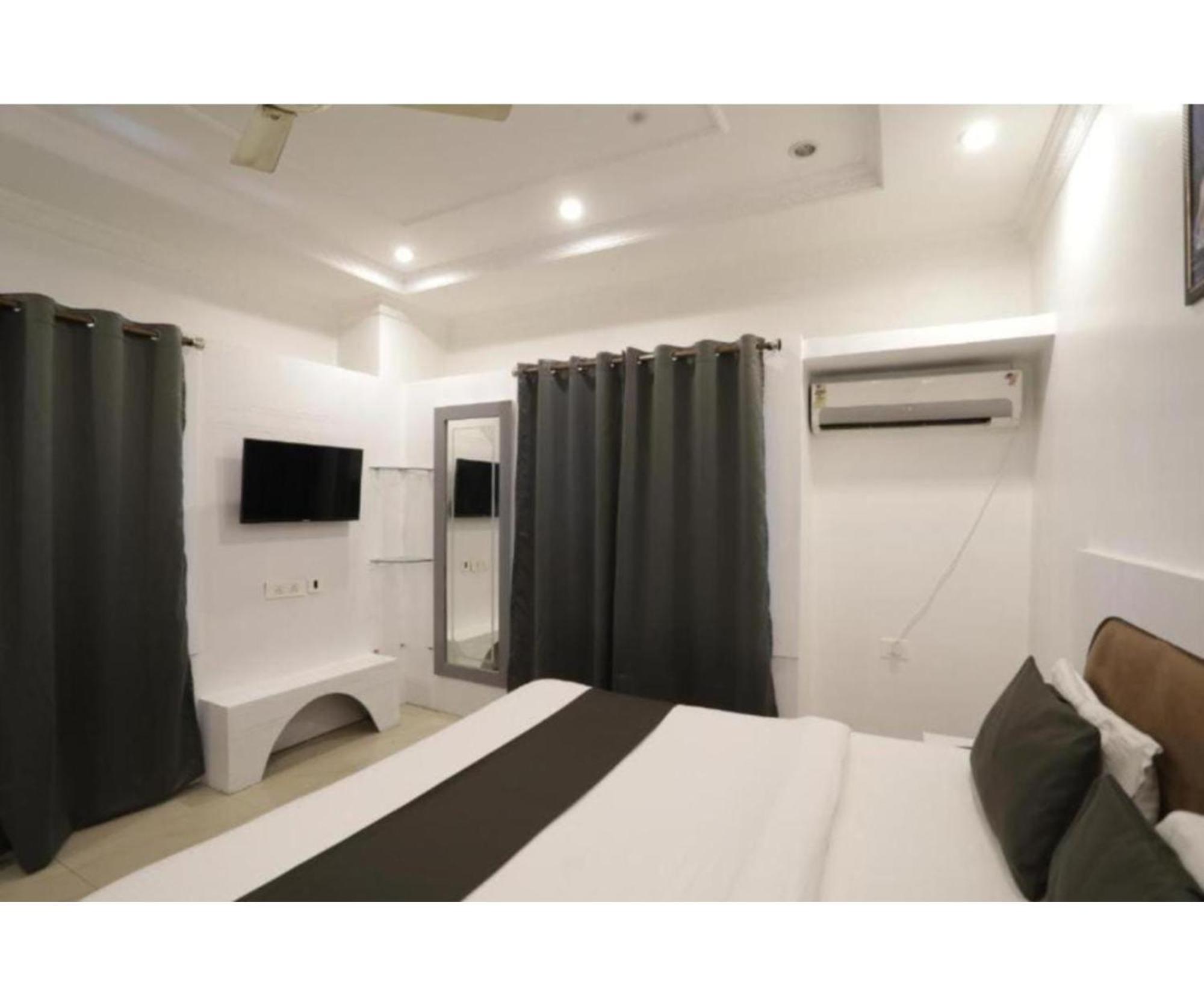 Day S Inn Luxury Stay Near Care Hospital In Budget Friendly Price Best Seller บูบันเนสชวาร์ ภายนอก รูปภาพ