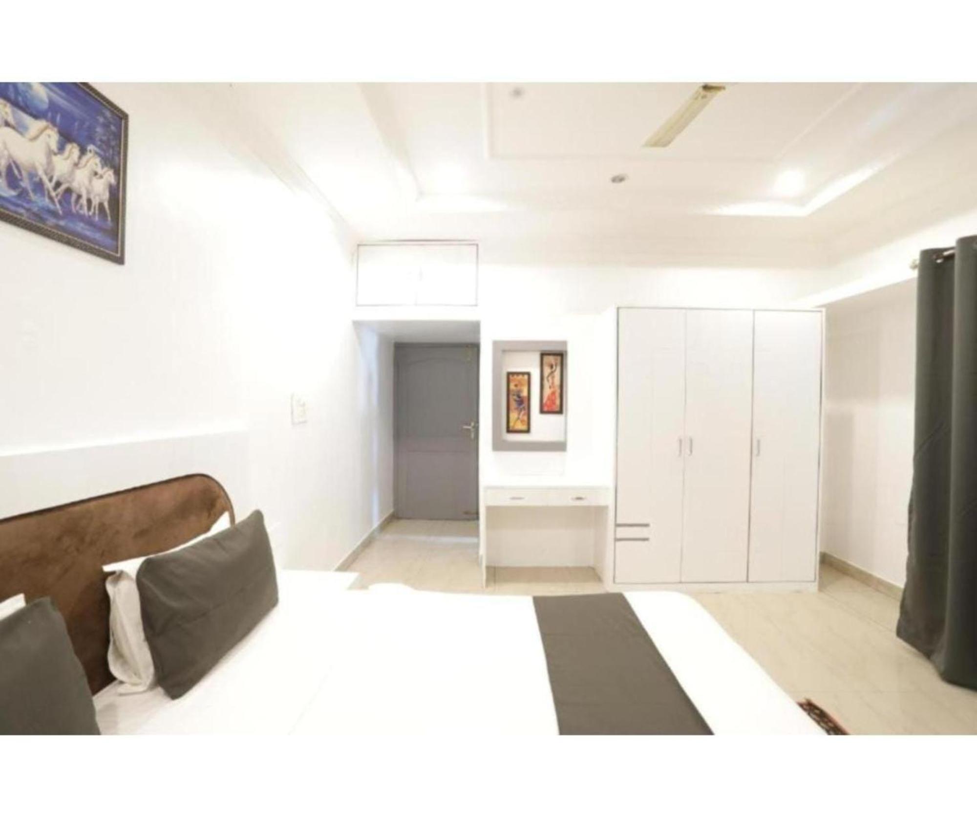Day S Inn Luxury Stay Near Care Hospital In Budget Friendly Price Best Seller บูบันเนสชวาร์ ภายนอก รูปภาพ