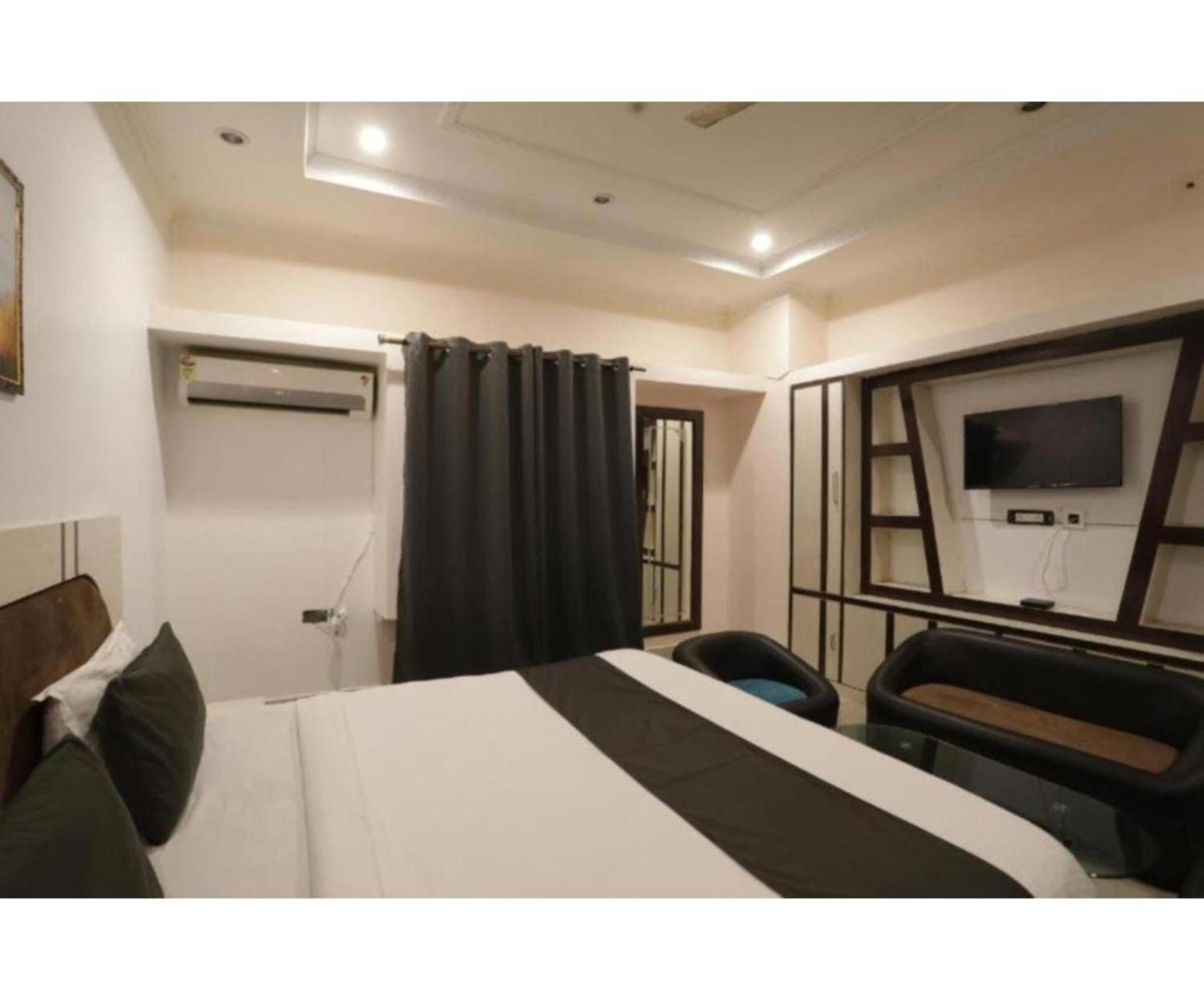 Day S Inn Luxury Stay Near Care Hospital In Budget Friendly Price Best Seller บูบันเนสชวาร์ ภายนอก รูปภาพ