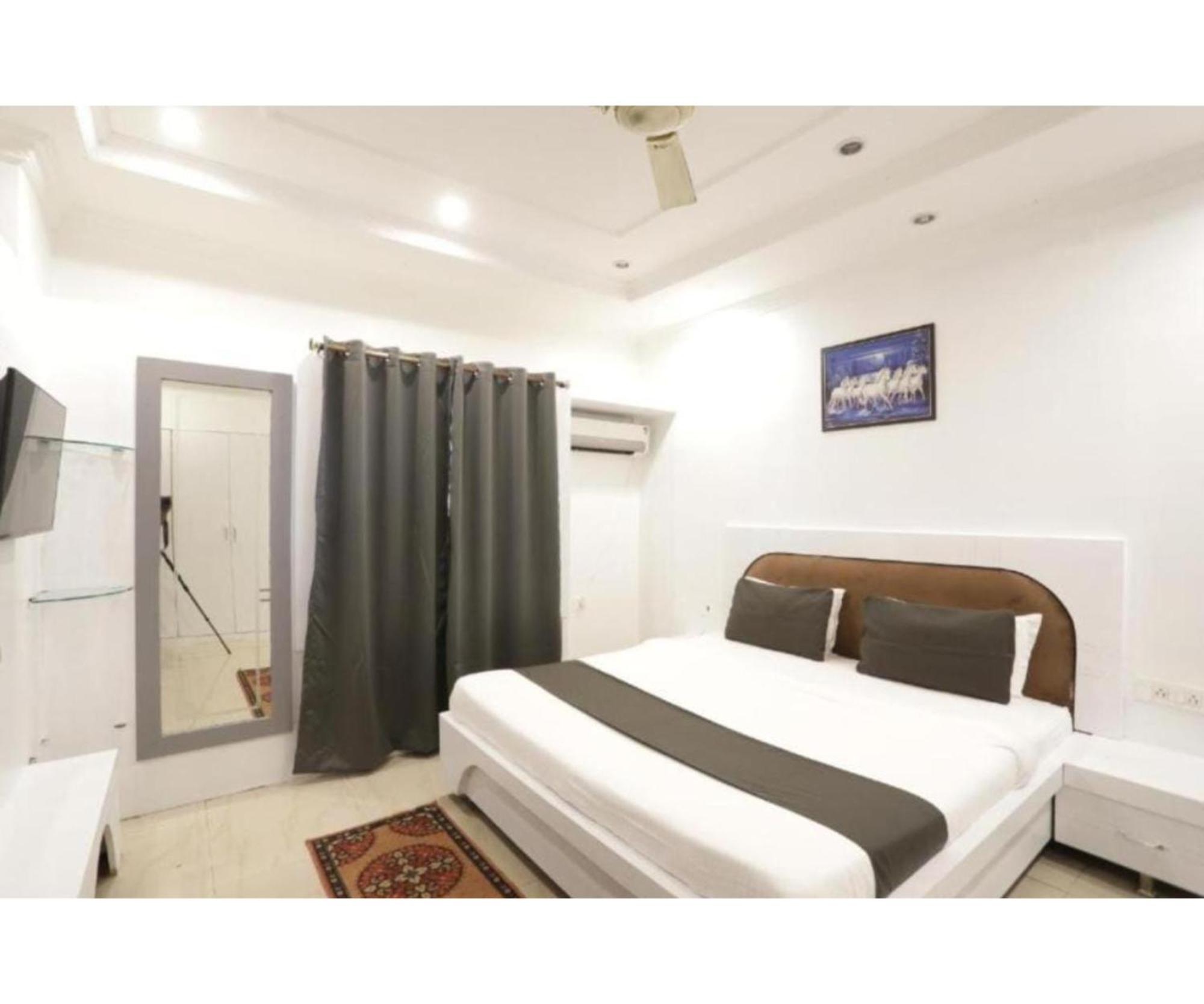 Day S Inn Luxury Stay Near Care Hospital In Budget Friendly Price Best Seller บูบันเนสชวาร์ ภายนอก รูปภาพ