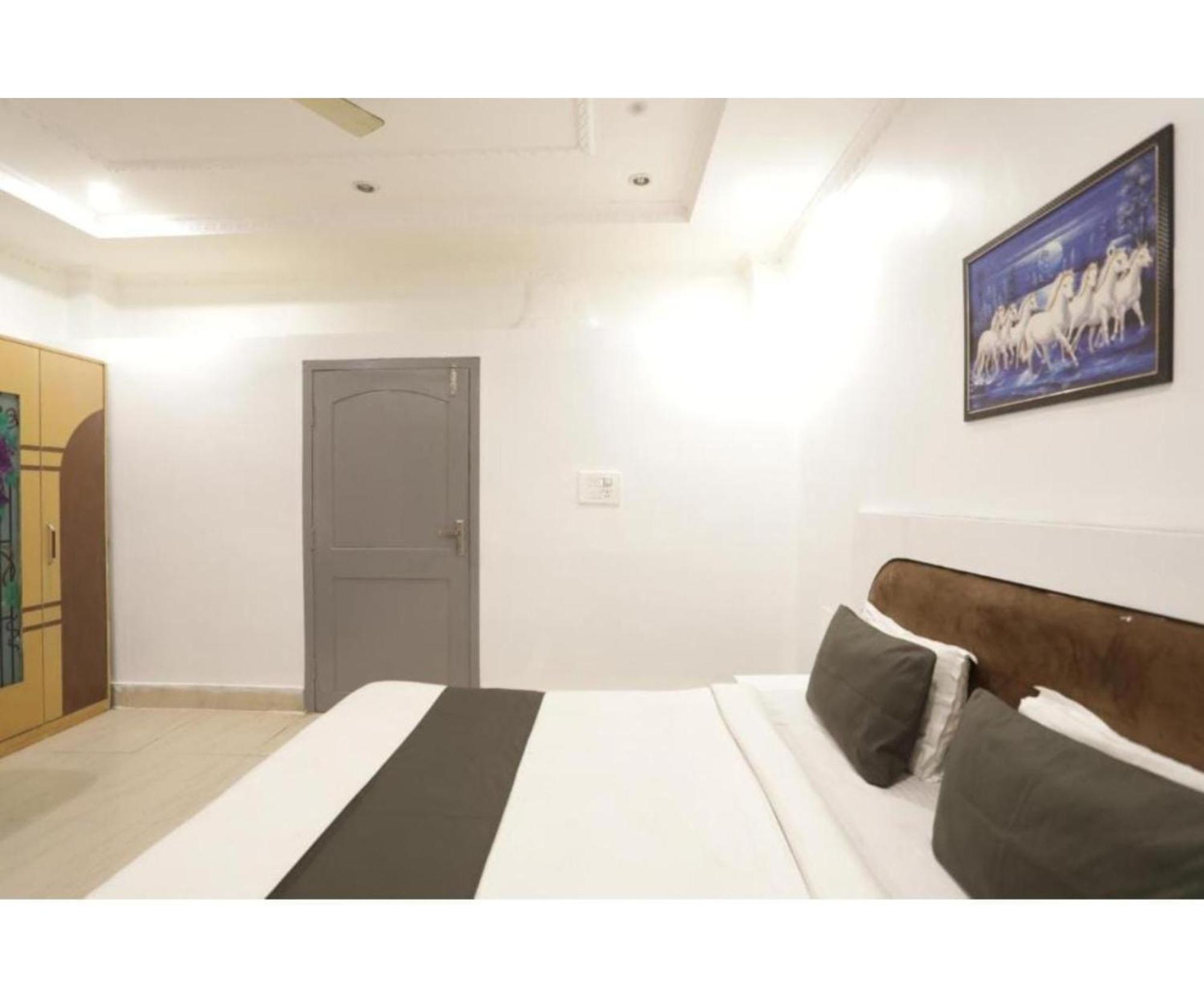 Day S Inn Luxury Stay Near Care Hospital In Budget Friendly Price Best Seller บูบันเนสชวาร์ ภายนอก รูปภาพ